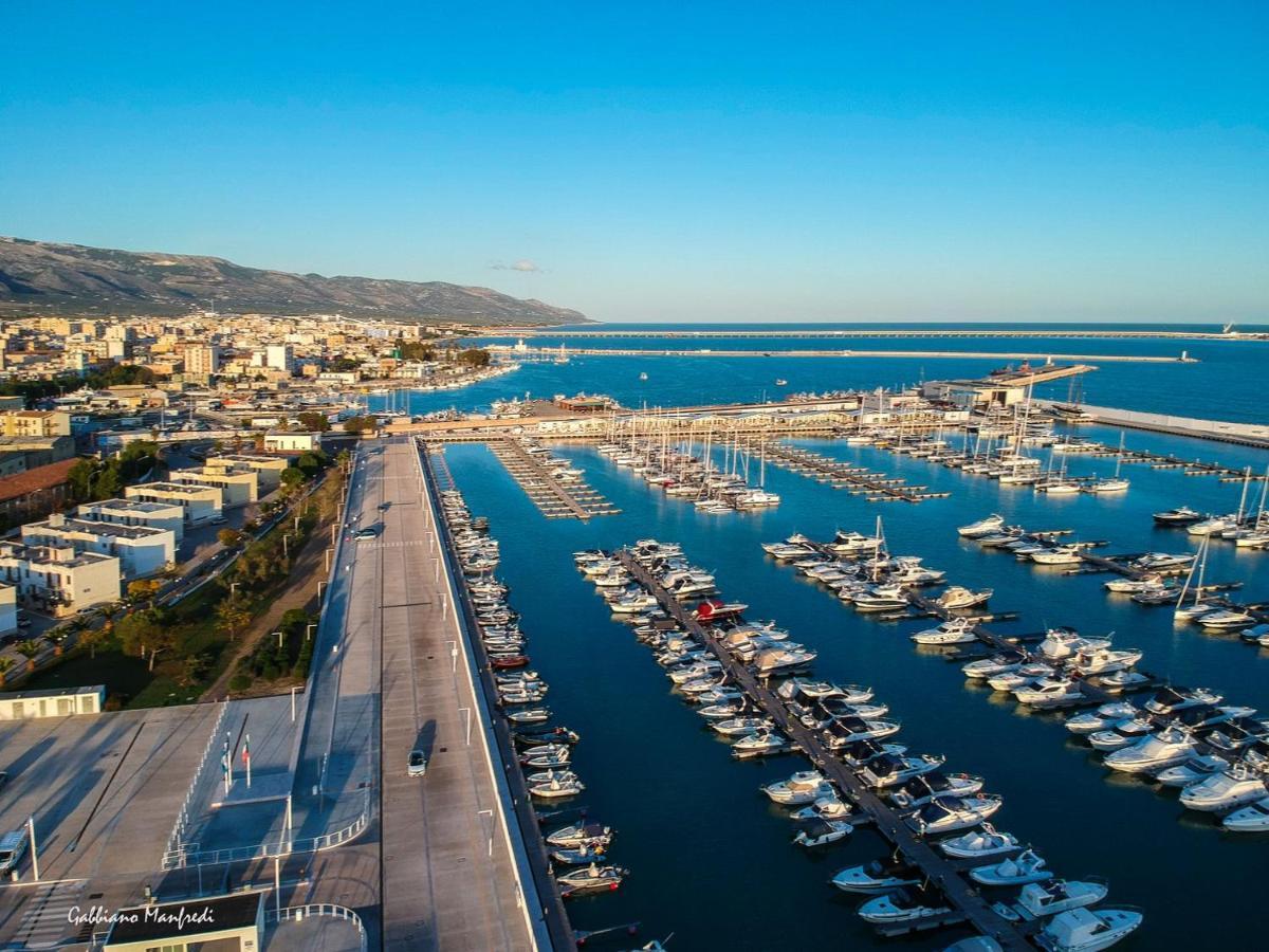 Marina Del Gargano Houseboat Hotell Manfredonia Exteriör bild
