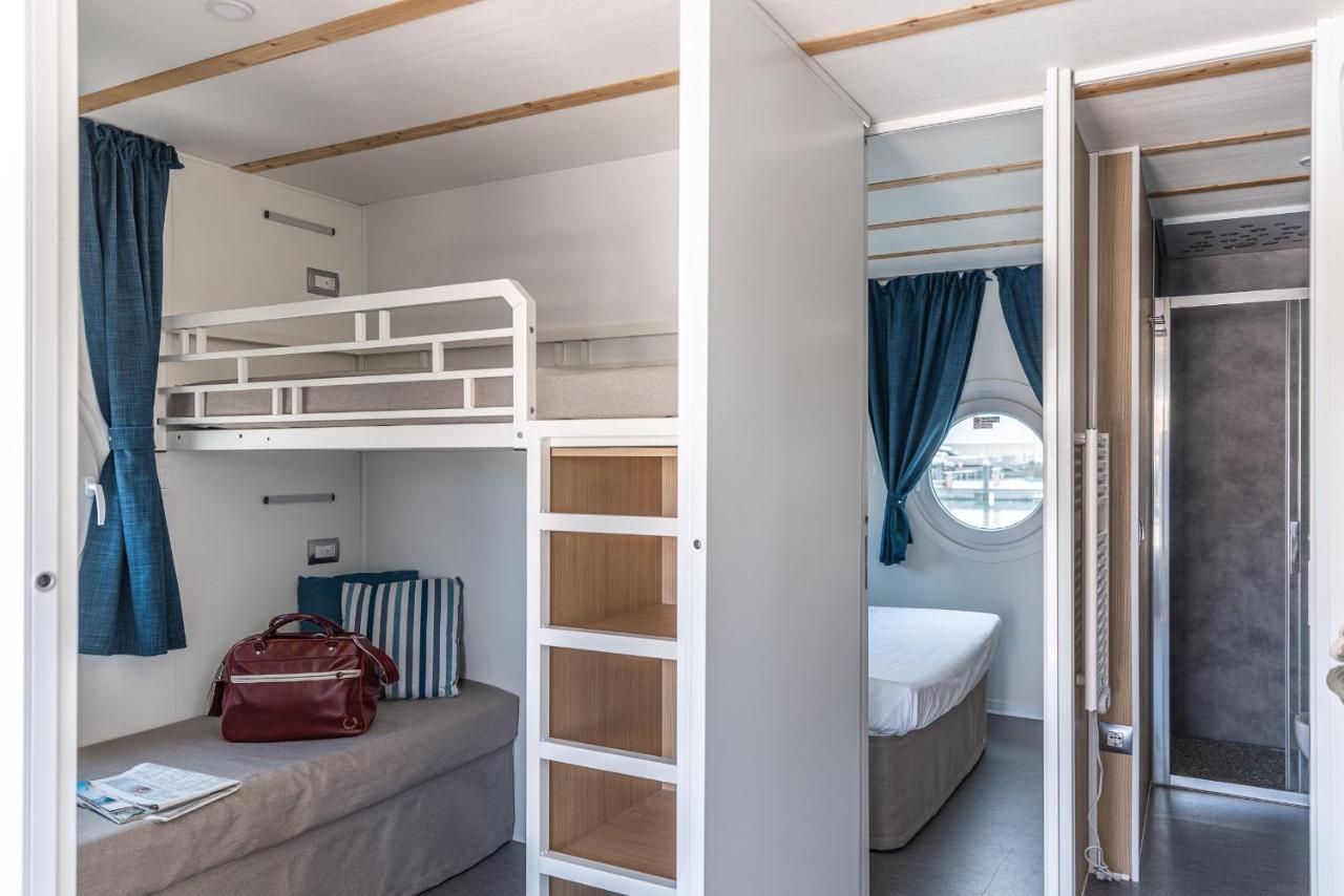 Marina Del Gargano Houseboat Hotell Manfredonia Exteriör bild