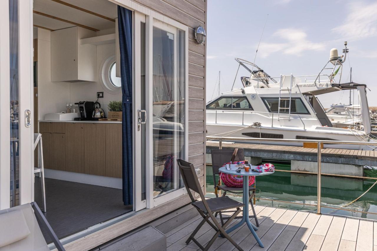 Marina Del Gargano Houseboat Hotell Manfredonia Exteriör bild