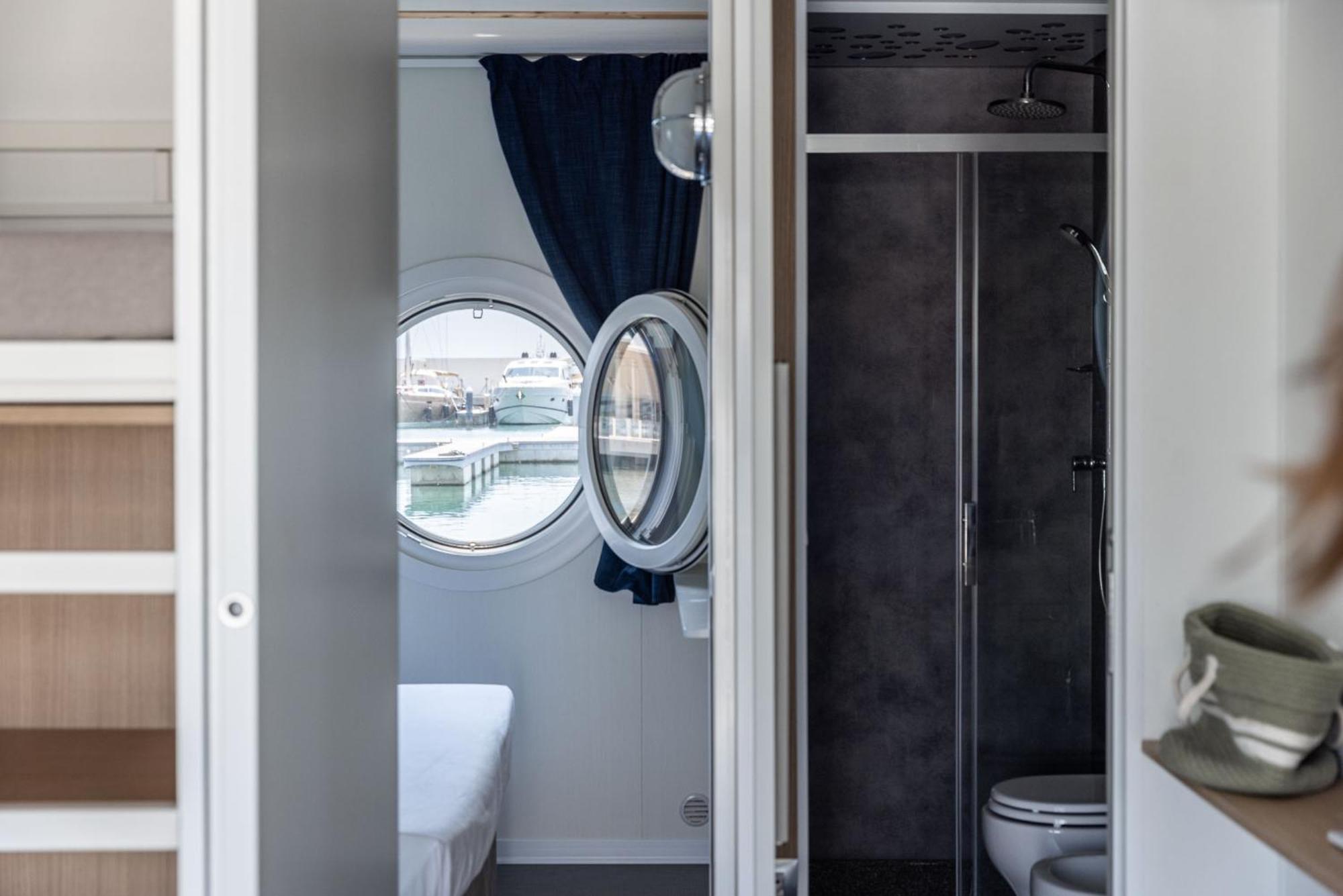 Marina Del Gargano Houseboat Hotell Manfredonia Exteriör bild