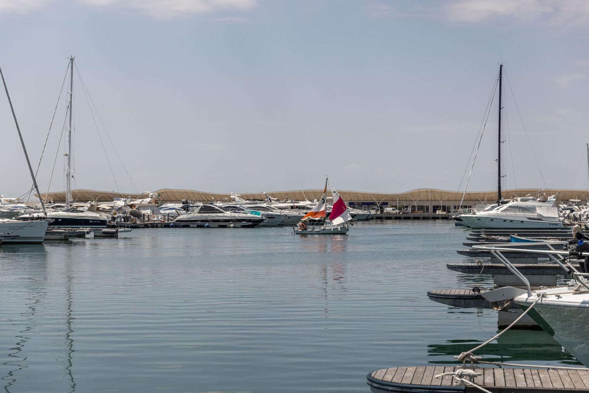 Marina Del Gargano Houseboat Hotell Manfredonia Exteriör bild
