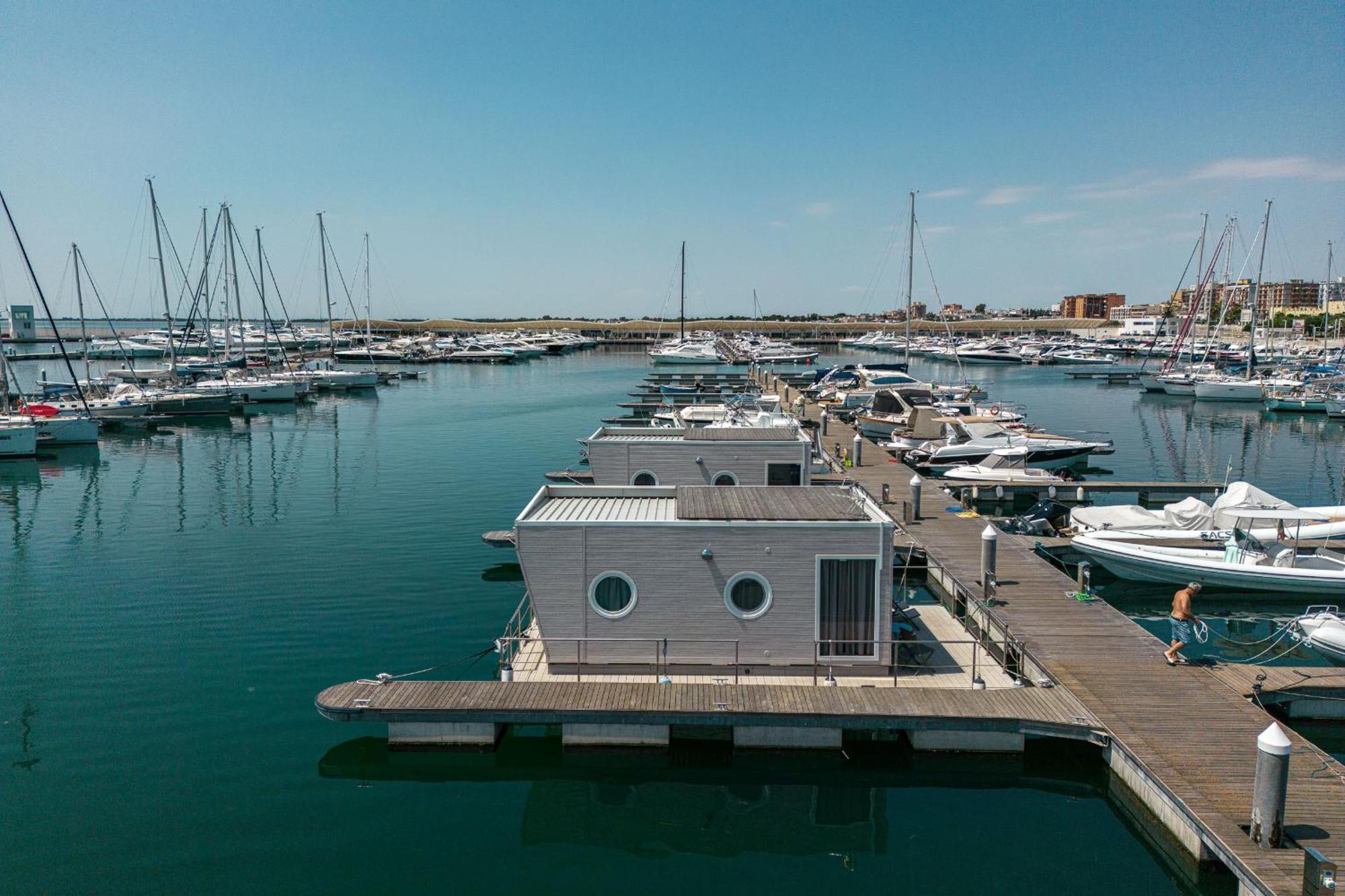 Marina Del Gargano Houseboat Hotell Manfredonia Exteriör bild