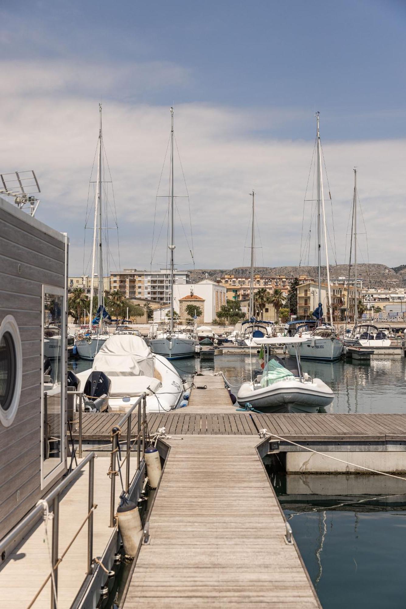 Marina Del Gargano Houseboat Hotell Manfredonia Exteriör bild
