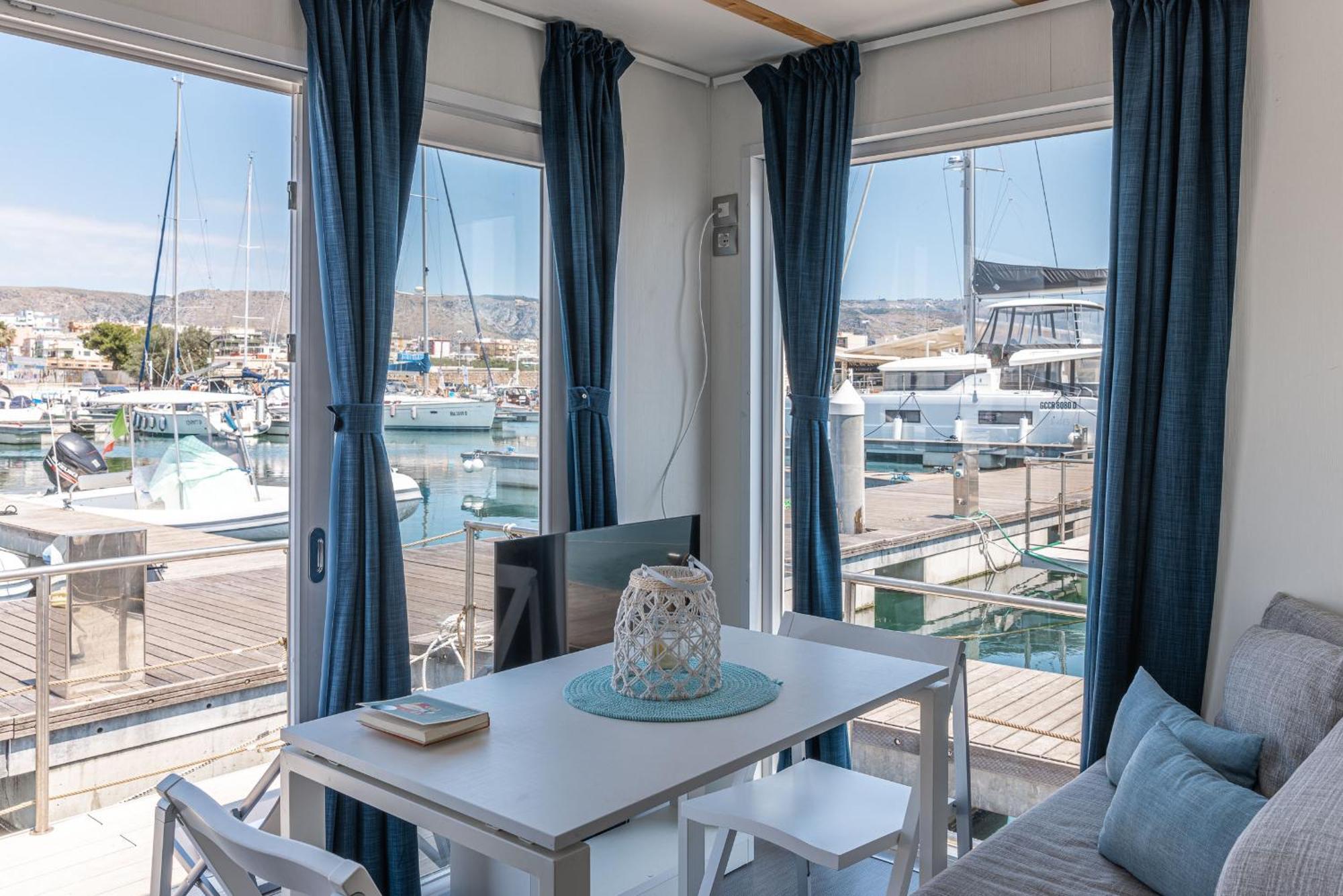 Marina Del Gargano Houseboat Hotell Manfredonia Exteriör bild