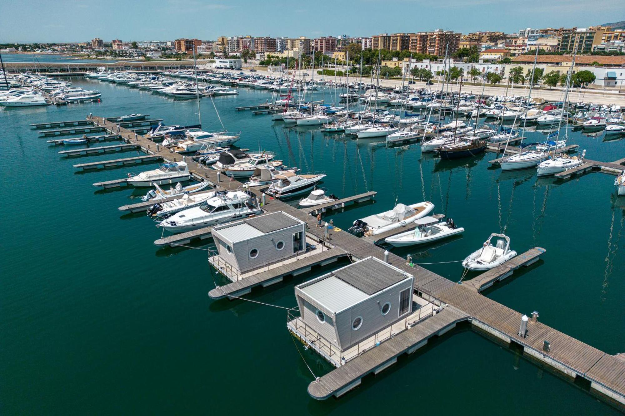 Marina Del Gargano Houseboat Hotell Manfredonia Exteriör bild