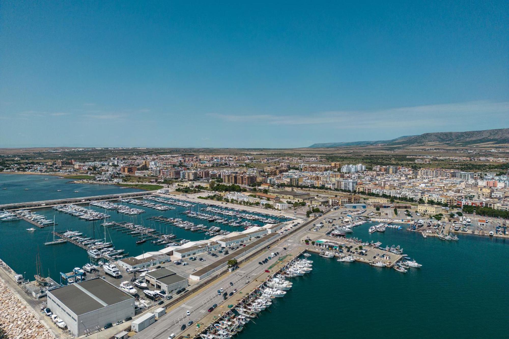Marina Del Gargano Houseboat Hotell Manfredonia Exteriör bild