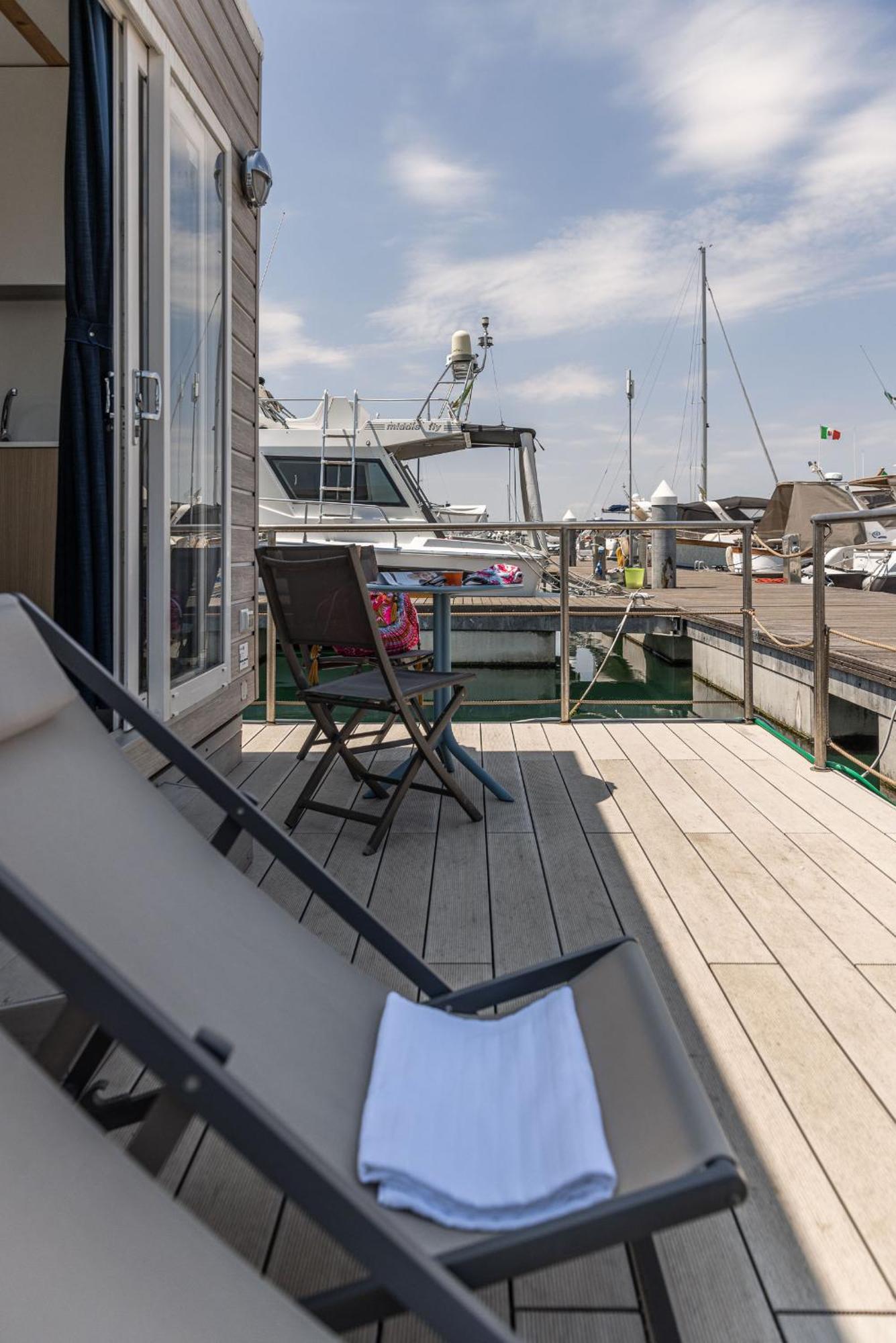 Marina Del Gargano Houseboat Hotell Manfredonia Exteriör bild