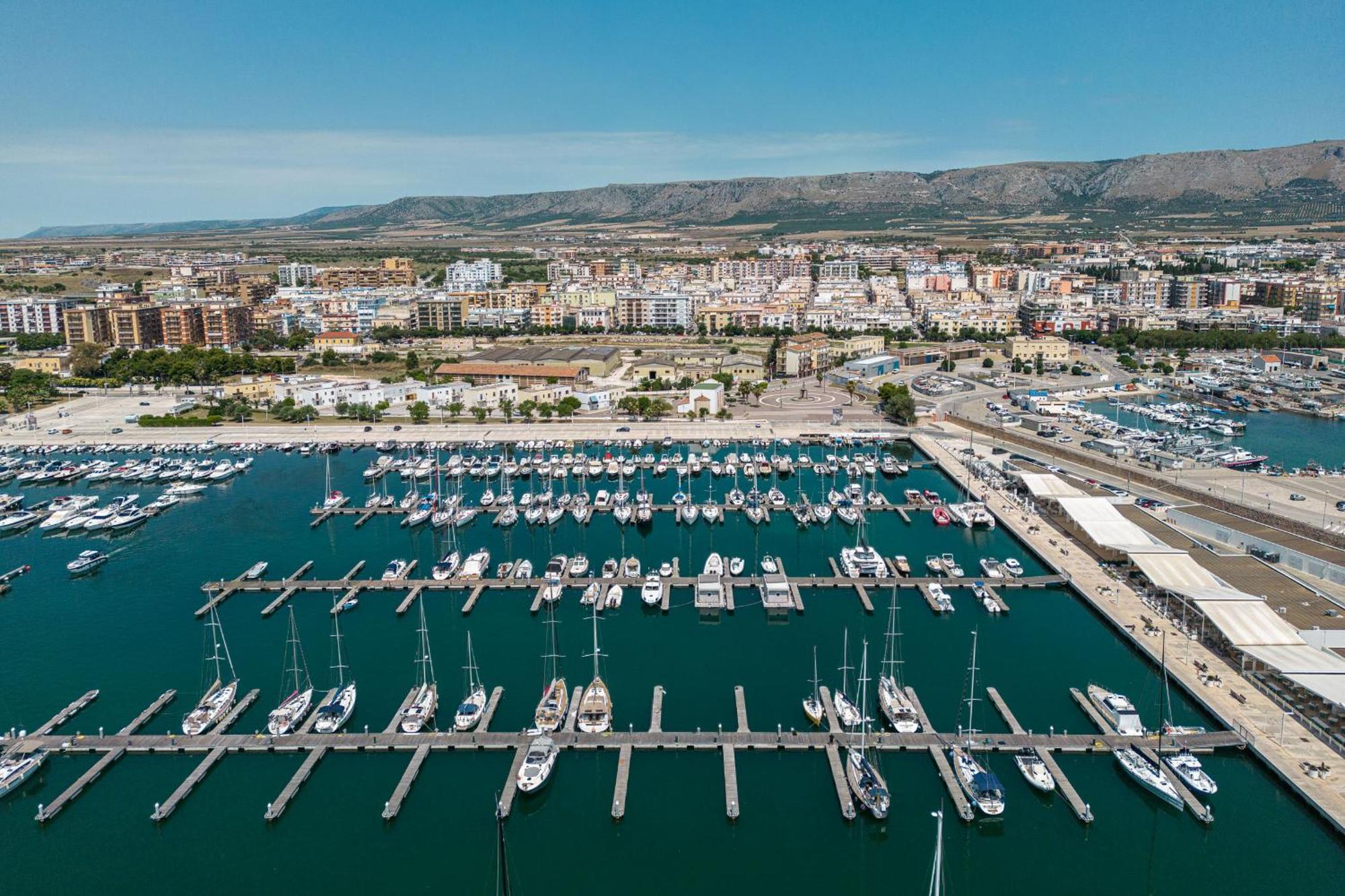 Marina Del Gargano Houseboat Hotell Manfredonia Exteriör bild