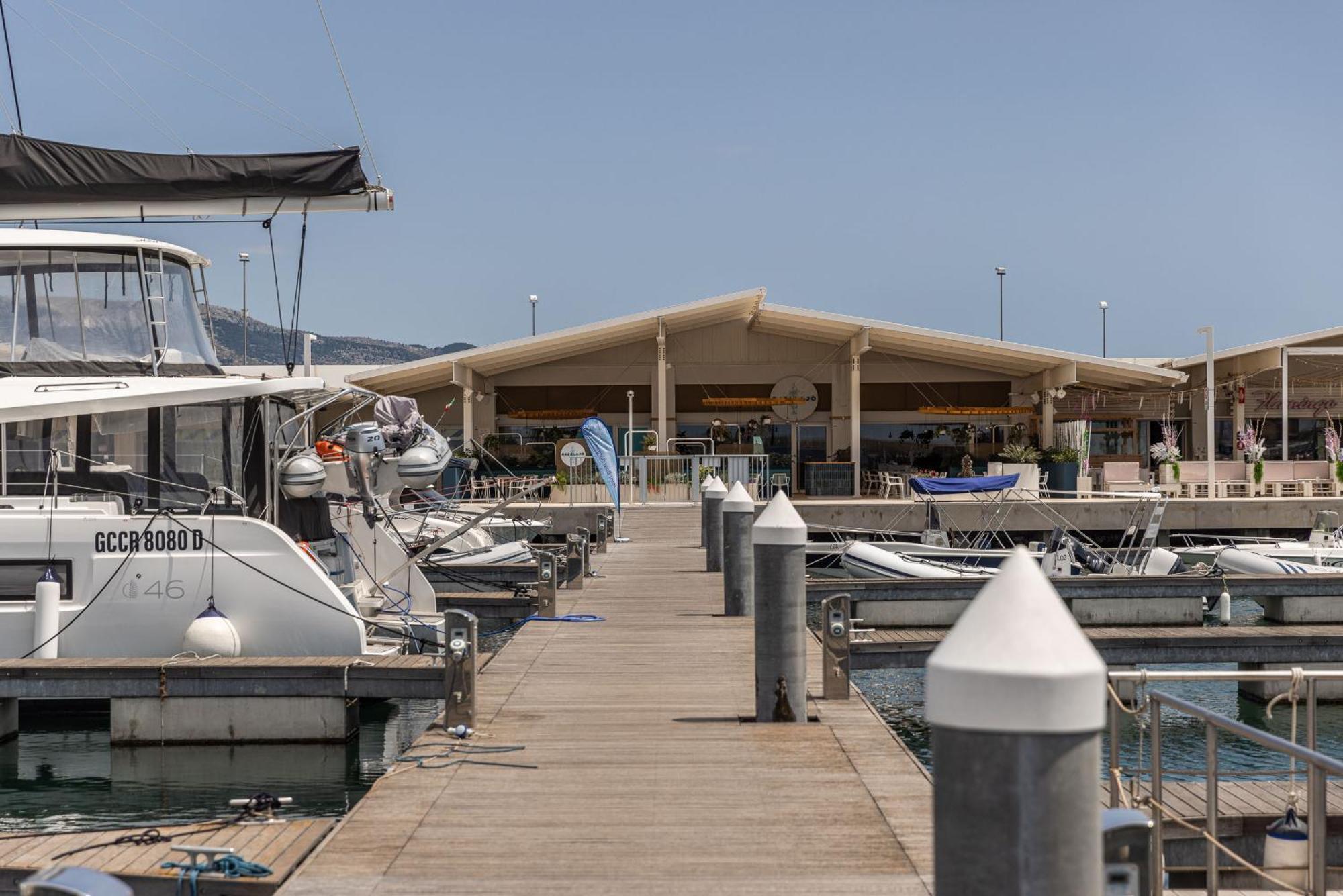 Marina Del Gargano Houseboat Hotell Manfredonia Exteriör bild