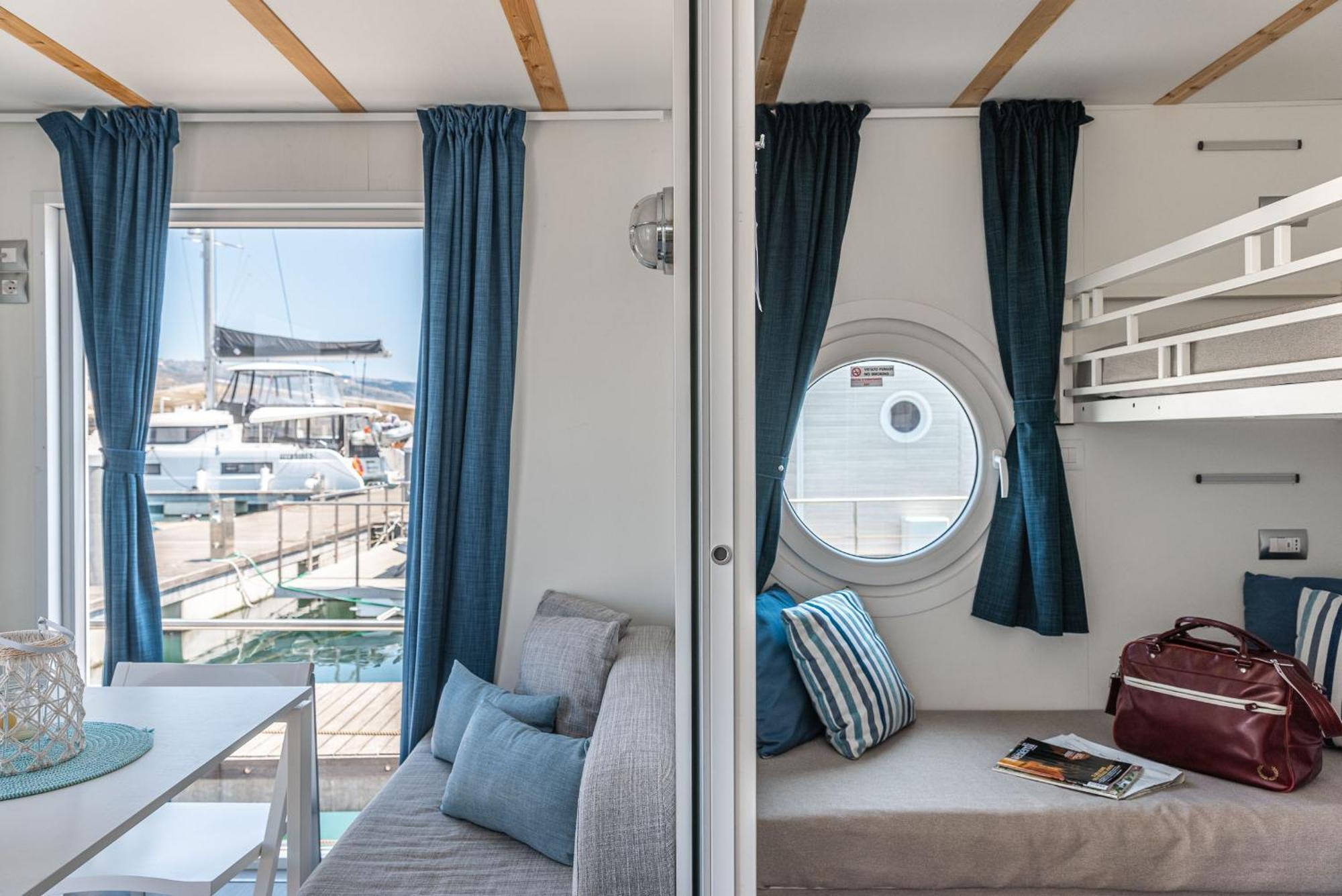 Marina Del Gargano Houseboat Hotell Manfredonia Exteriör bild