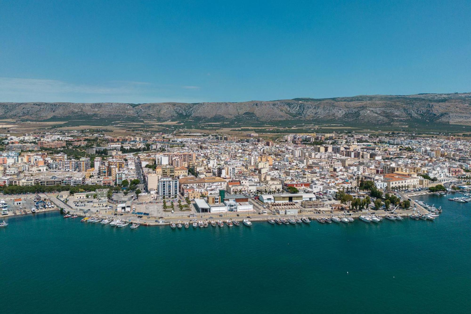 Marina Del Gargano Houseboat Hotell Manfredonia Exteriör bild