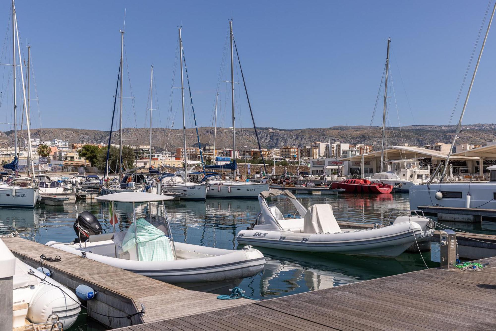 Marina Del Gargano Houseboat Hotell Manfredonia Exteriör bild